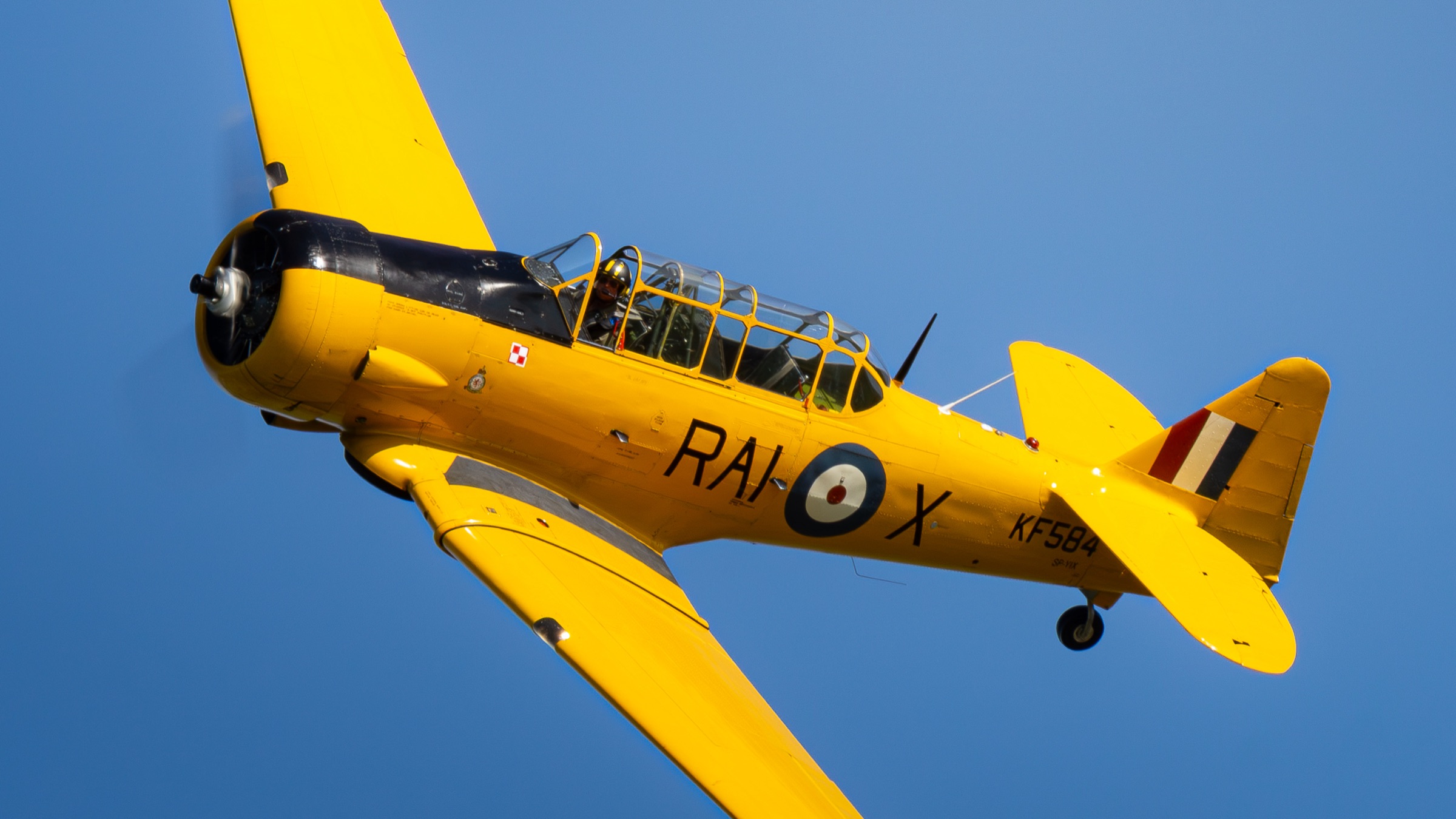 Harvard 4M SP-YIX w przelocie nad lotniskiem w Suwałkach